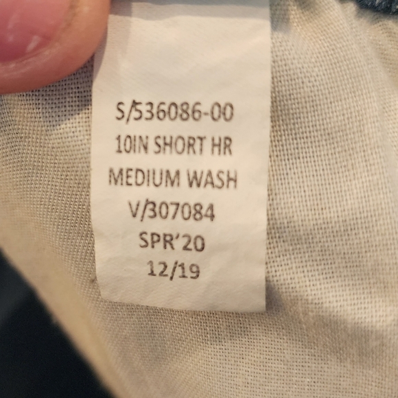 NWT Banana Republic highrise 10" denim shorts. Light to medium wash.  Size 27. - Picture 8 of 13